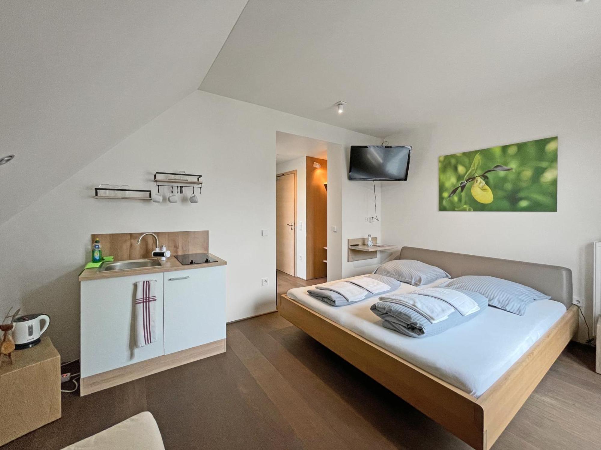 Modernes & Gepflegtes Hotelzimmer Mit Kueche! Bernstadt  Exterior photo